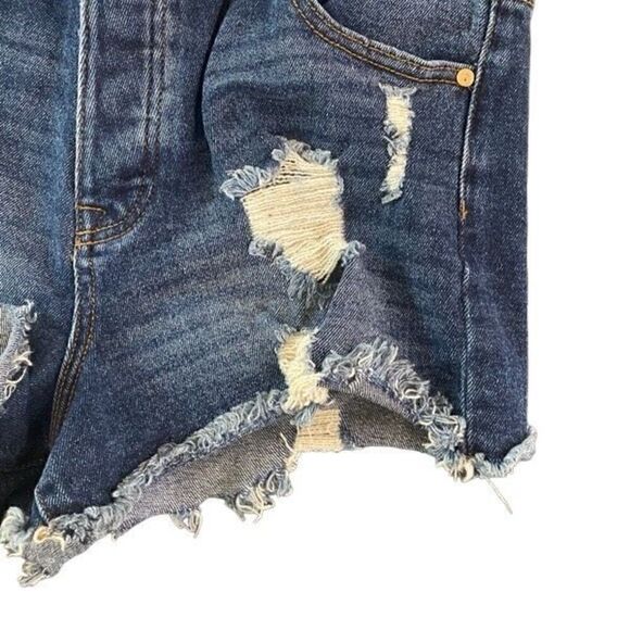 Fashion Nova size 13/31 cut off distressed jean shorts - Picture 2 of 8